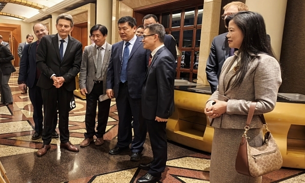 米策尼希与罗强，刘全胜，唐继兰