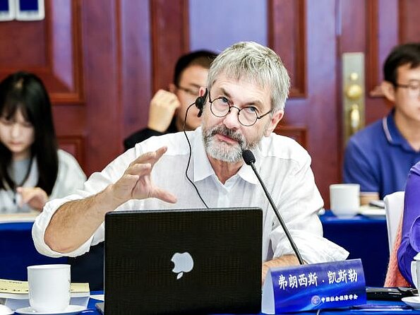 弗朗西斯·凯斯勒发言